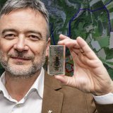 Dominique Schaller, chef du Service des forêts et de la nature du canton de Fribourg, pose avec un capricorne asiatique lors du point presse organisé à Marly. KEYSTONE/JEAN-CHRISTOPHE BOTT